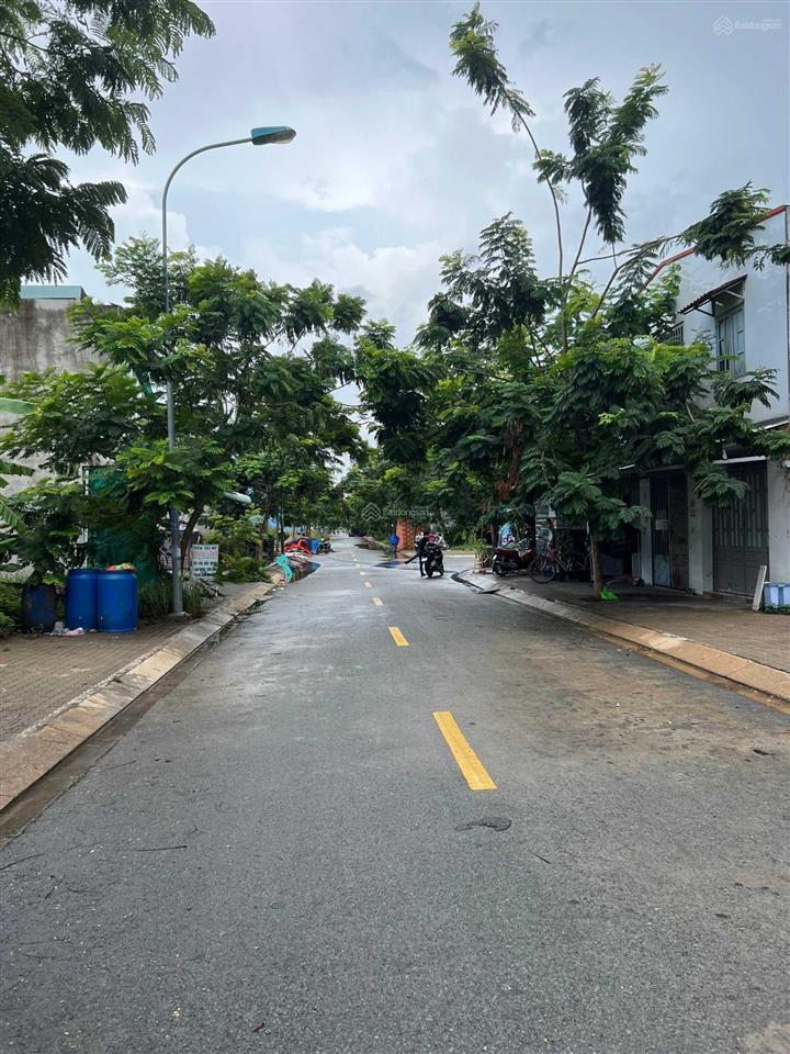 Kdc long hậu nam sài gòn đường d11, dt 9mx22.5m hướng tây, giá 25.5tr/m2, rẻ hơn tt 3tr/m2