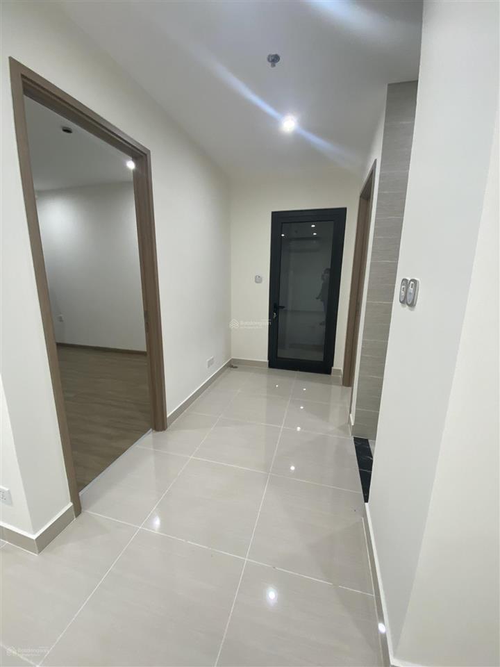 Chính chủ cần tìm khách thuê căn 2pn1wc không đồ giá 7,5tr tại vinhomes smart city,  0372 135 ***