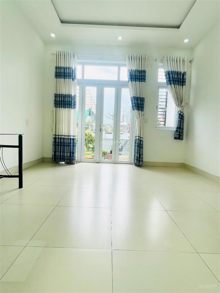 Cho thuê phòng full nội thất, ban công, phòng ngủ, phòng khách tách biệt, gần đại học luật