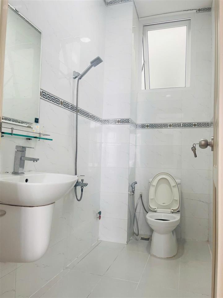 Cho thuê phòng full nội thất, ban công, phòng ngủ, phòng khách tách biệt, gần đại học luật