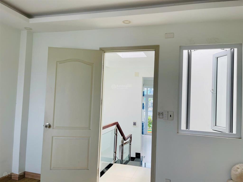 Cho thuê phòng full nội thất, ban công, phòng ngủ, phòng khách tách biệt, gần đại học luật