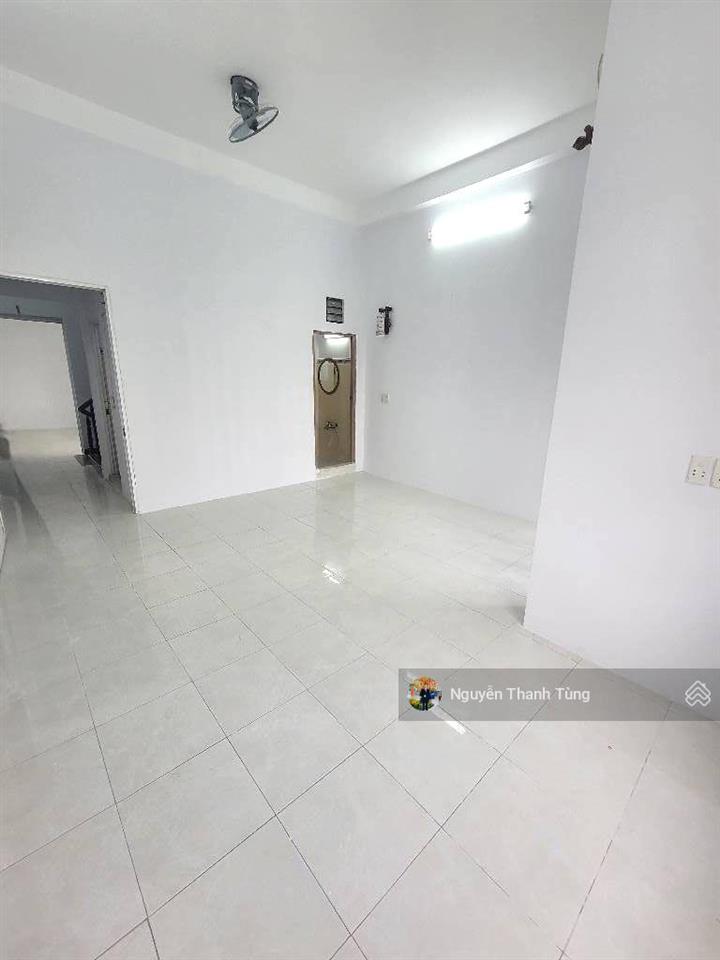 Mặt tiền kinh doanh 3 tầng lô góc không lộ giới đường thạnh xuân 18, dt 90m2 (4.5 x 20), đường 8m.