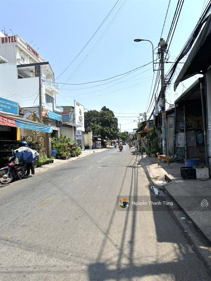 Nhà mặt tiền 3 tầng đường nhà vuông, trung chánh  dt 135m2, ngang gần 5m, sát bên chợ hóc môn.