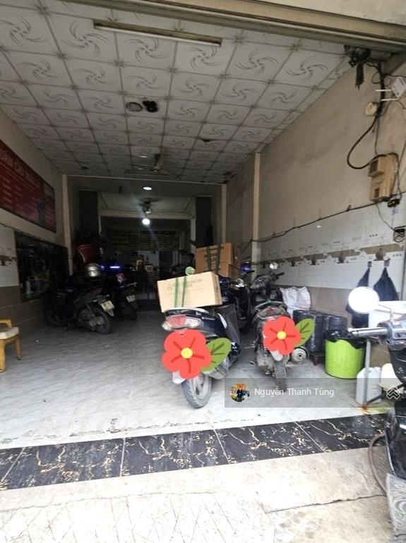 Nhà mặt tiền 3 tầng đường nhà vuông, trung chánh  dt 135m2, ngang gần 5m, sát bên chợ hóc môn.