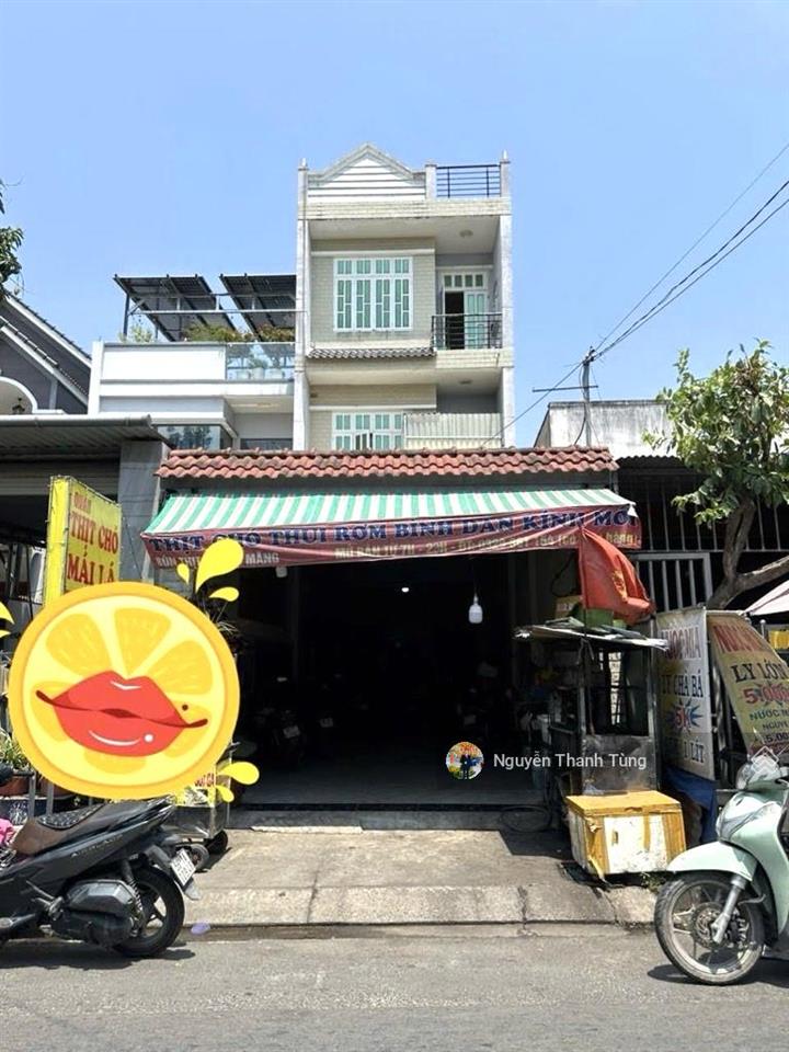 Nhà mặt tiền 3 tầng đường nhà vuông, trung chánh  dt 135m2, ngang gần 5m, sát bên chợ hóc môn.