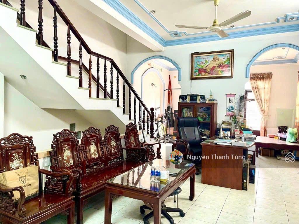 Gấp bán  nhà 3 tầng mặt tiền đường đông hưng thuận, diện tích 161m2, ngang 8m, gần chợ lạc quang.