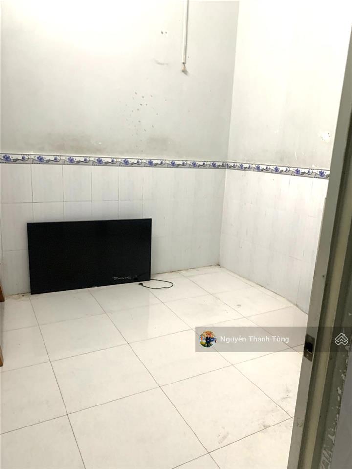 Nhà 2 tầng xe hơi ngủ nhà 1/ đường trường chinh, q12, dt 100m2, không quy hoạch, gần chợ lạc quang.