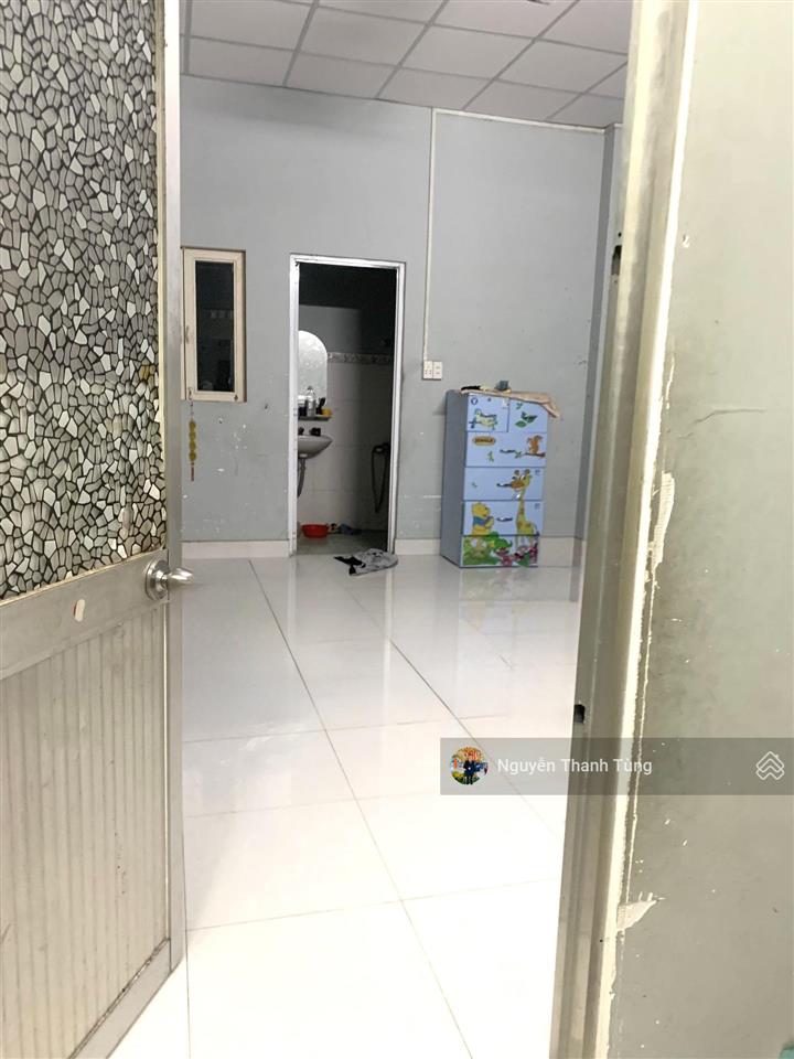 Nhà 2 tầng xe hơi ngủ nhà 1/ đường trường chinh, q12, dt 100m2, không quy hoạch, gần chợ lạc quang.