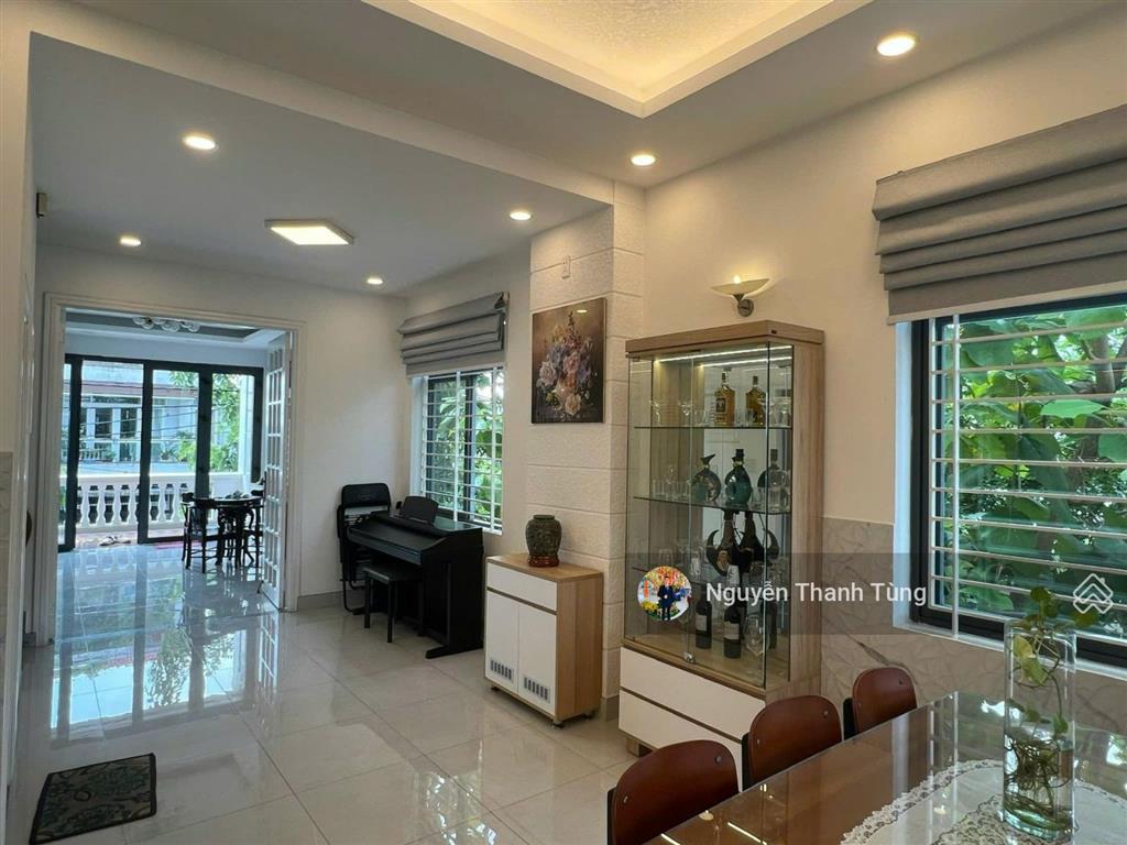 Biệt thự 3 tầng ngay kdc phú nhuận đường lê thị riêng, q 12, dt 120m2, ngang 6m, nội thất cao cấp.