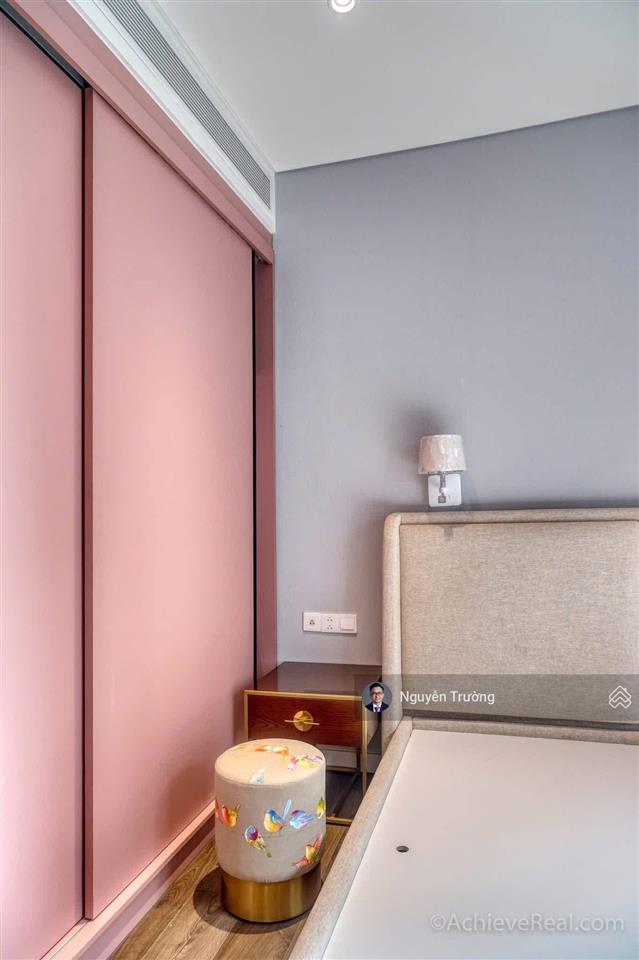 Căn hộ 4pn nội thất đẹp nhất cove đang trống và cần tìm khách thuê. 2 thang máy riêng lên tận nhà