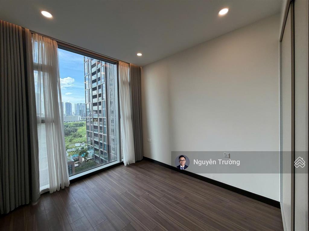 Trống sẵn căn hộ 3 phòng ngủ diện tích 149m2, nội thất mới 100%. view ngắm pháo hoa tại nhà