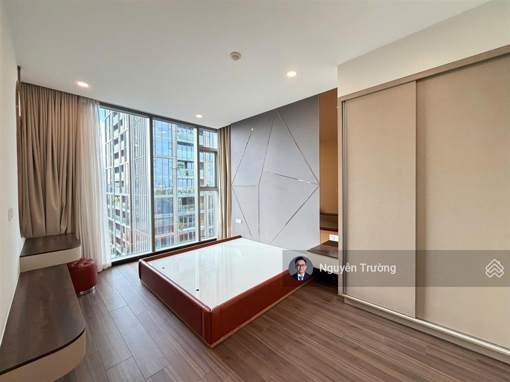 Trống sẵn căn hộ 3 phòng ngủ diện tích 149m2, nội thất mới 100%. view ngắm pháo hoa tại nhà