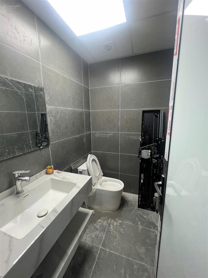 Cho thuê nhà mặt phố tại nguyễn hoàng 65m2 8 tầng thang máy nhà mới xây giá 70tr