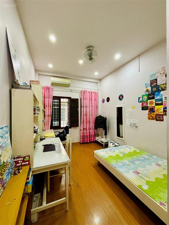 Cho thuê nhà ngõ 137 khuất duy tiến 61m2 4 tầng 5 phòng ngủ giá 15tr. 0869 878 ***