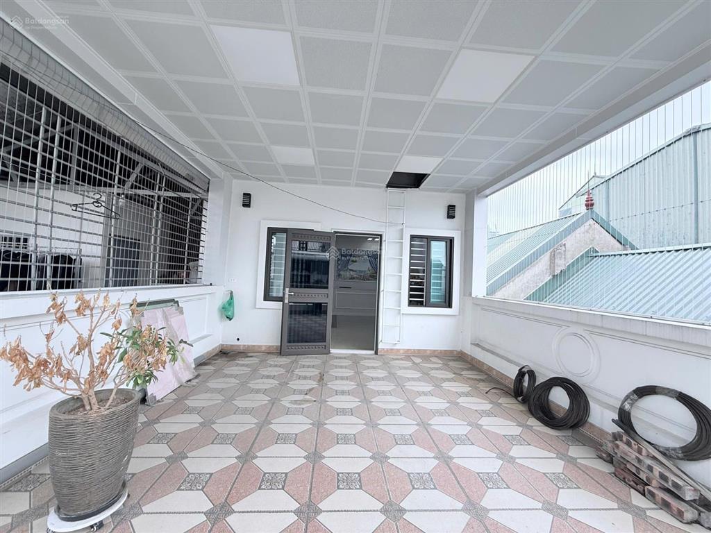Cho thuê nhà phân lô ô tô tại phạm tuấn tài . dt 45m2 * 6 tầng , mt  4.5 m . thông sàn , thang máy