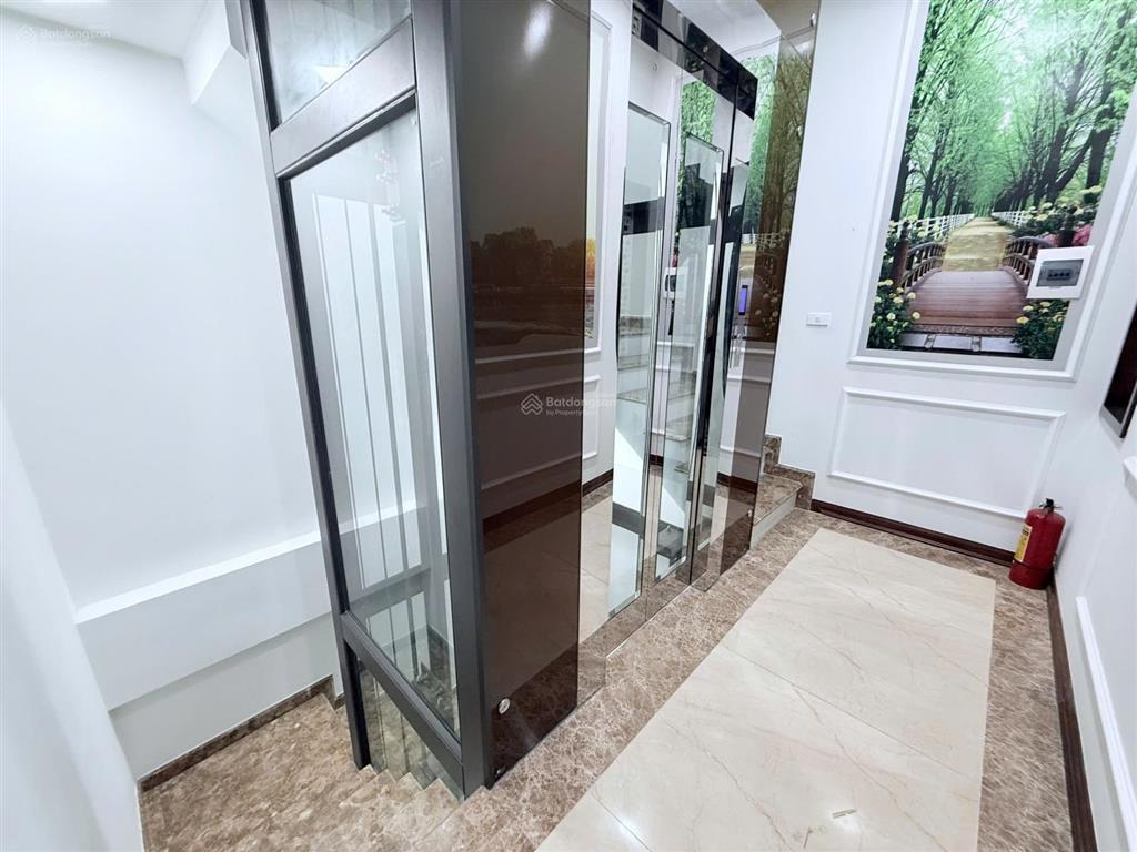 Cho thuê nhà phân lô ô tô tại phạm tuấn tài . dt 45m2 * 6 tầng , mt  4.5 m . thông sàn , thang máy