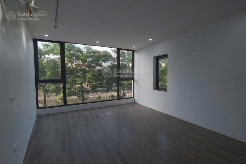 Cho thuê nhà ngõ 199 hồ tùng mậu 60m2 6 tầng mặt tiền 4,5 thang máy , điều hoà nóng lạnh giá 29tr