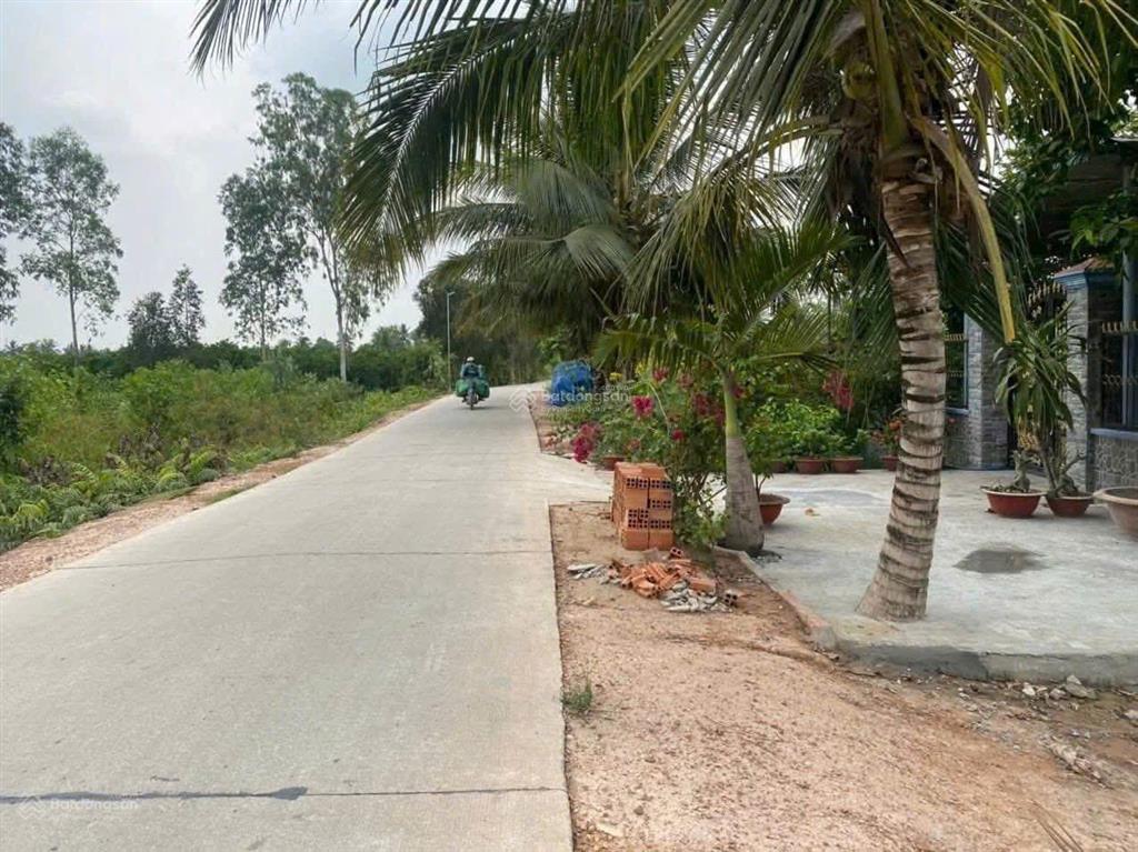 Đất vườn mặt tiền đường bê tông liên ấp 5.6 cơ sở hạ tầng đầy đủ thích hợp làm nhà vườn gần chợ