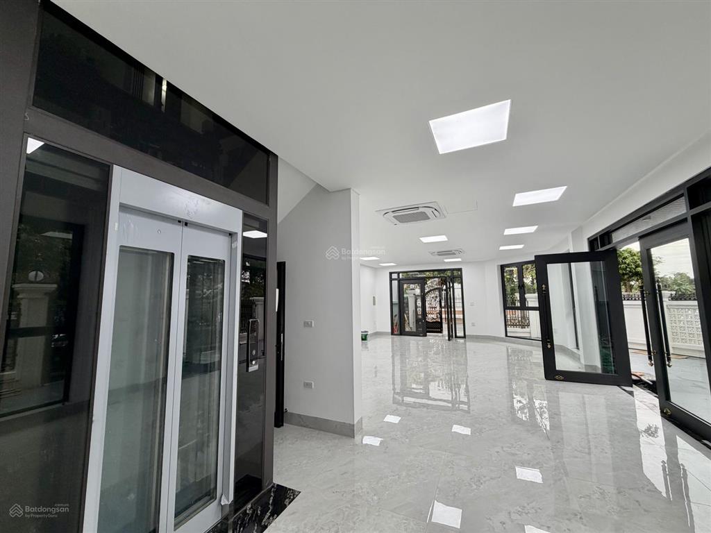 Giảm 3 tỷ bán đất tặng biệt thự sân vườn tđc 31ha trâu quỳ, 4 tầng thang máy dt230m2 mt 30m