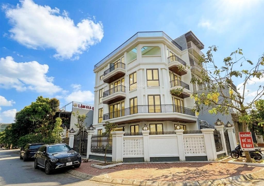 Giảm 3 tỷ bán đất tặng biệt thự sân vườn tđc 31ha trâu quỳ, 4 tầng thang máy dt230m2 mt 30m