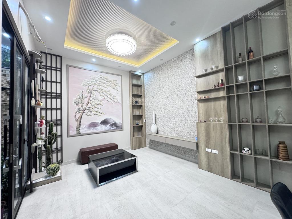 Duy nhất tầm tiền 11 tỷ  nhà nguyễn văn cừ  52m2 x 5 tầng  16 chỗ đỗ cửa.