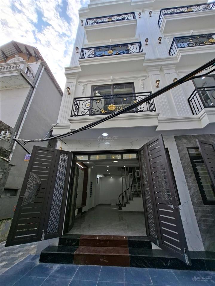 Hơn 8 tỷ  bán nhà đức giang 56 lô góc  sân rộng ô tô tải đỗ cổng  4 tầng mới cứng