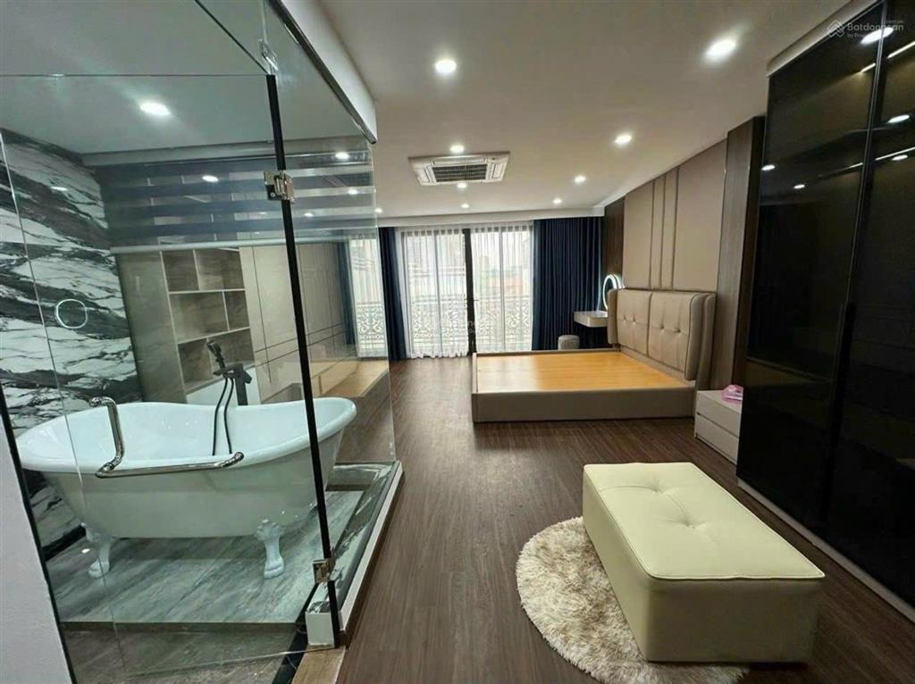 Cực hiếm  nhà nguyễn văn cừ 55m2, hơn 20 tỷ, gara 2 ô tô, thang máy, ngõ thông xe tải tránh.