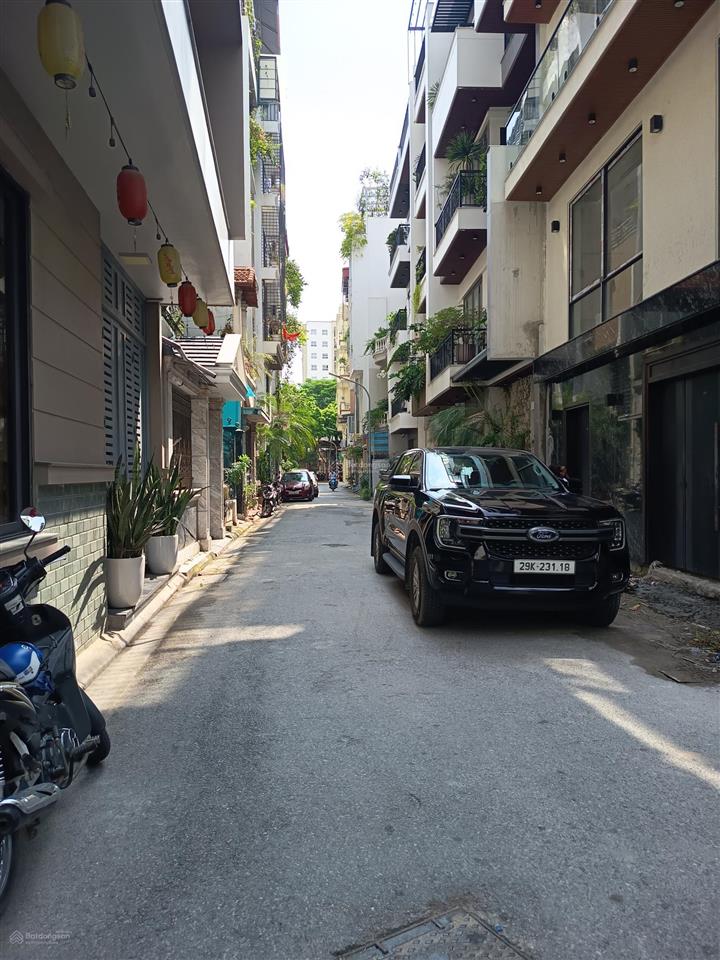 Cực hiếm  nhà nguyễn văn cừ 55m2, hơn 20 tỷ, gara 2 ô tô, thang máy, ngõ thông xe tải tránh.