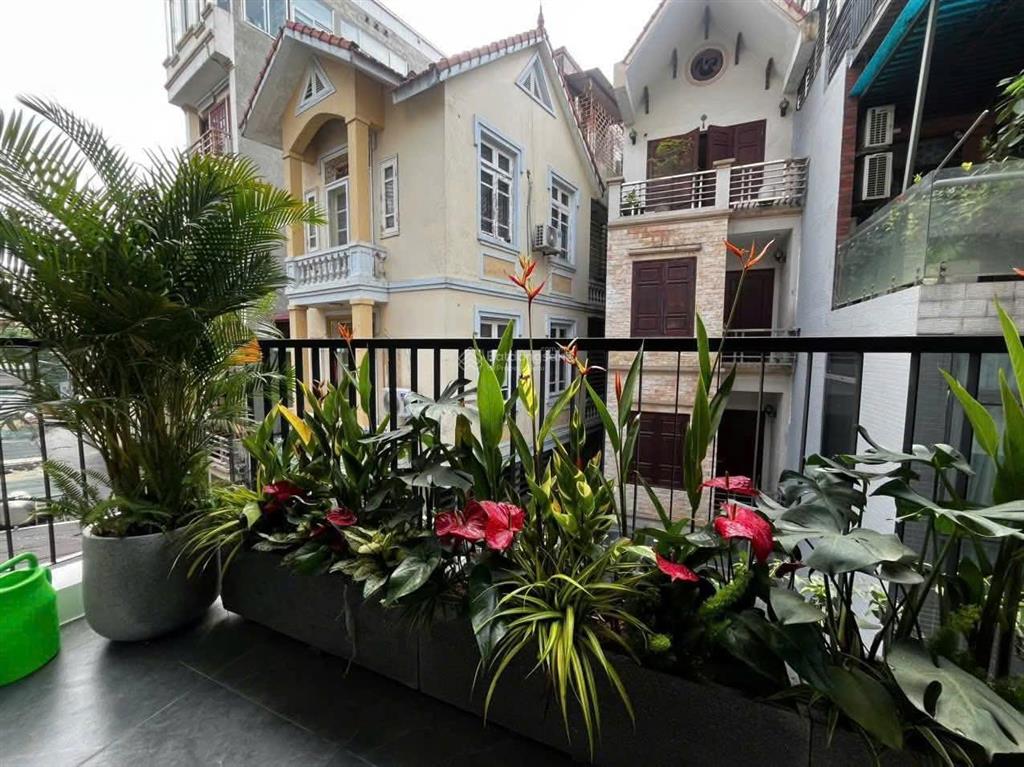 Hạ cực sốc  nguyễn văn cừ  92m2 x 7 tầng thang máy  ngõ thông 7 chỗ  chỉ hơn 250tr/m2