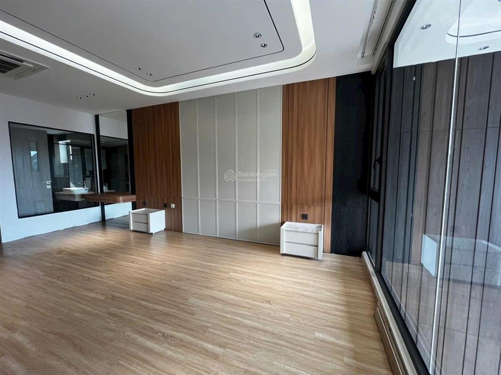 Hạ cực sốc  nguyễn văn cừ  92m2 x 7 tầng thang máy  ngõ thông 7 chỗ  chỉ hơn 250tr/m2