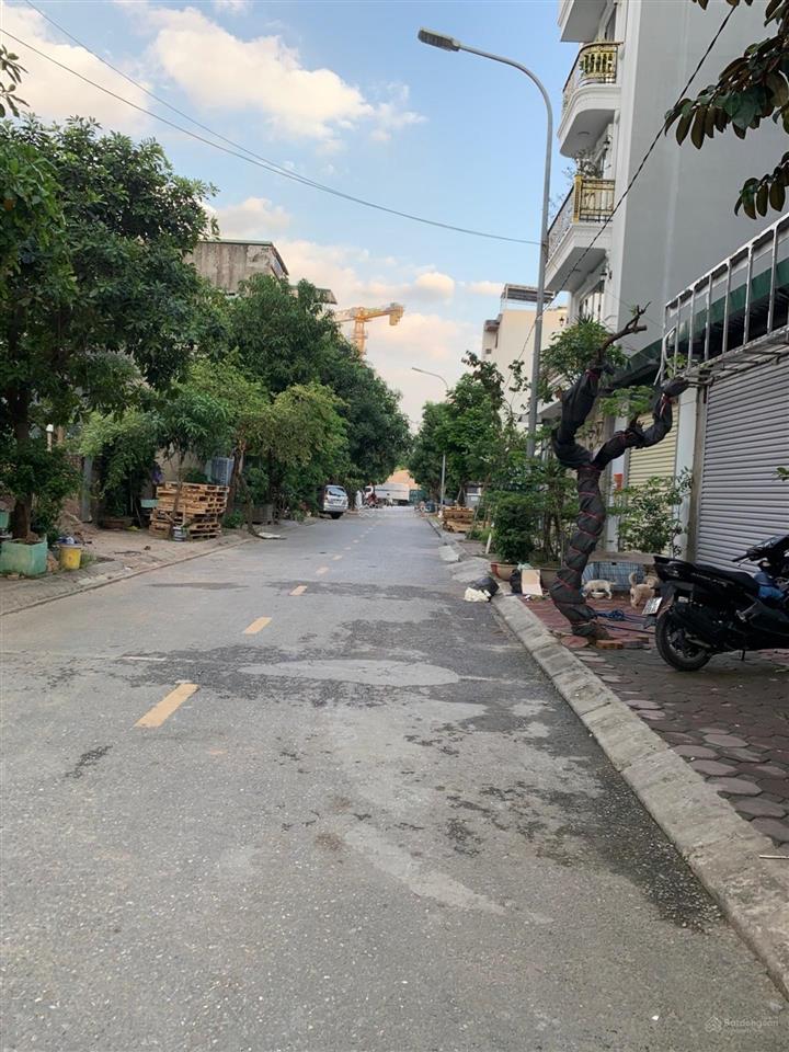Bán đất đấu giá nguyễn thời trung, thạch bàn 83m2, đường rộng, giá 250 triệu/m2
