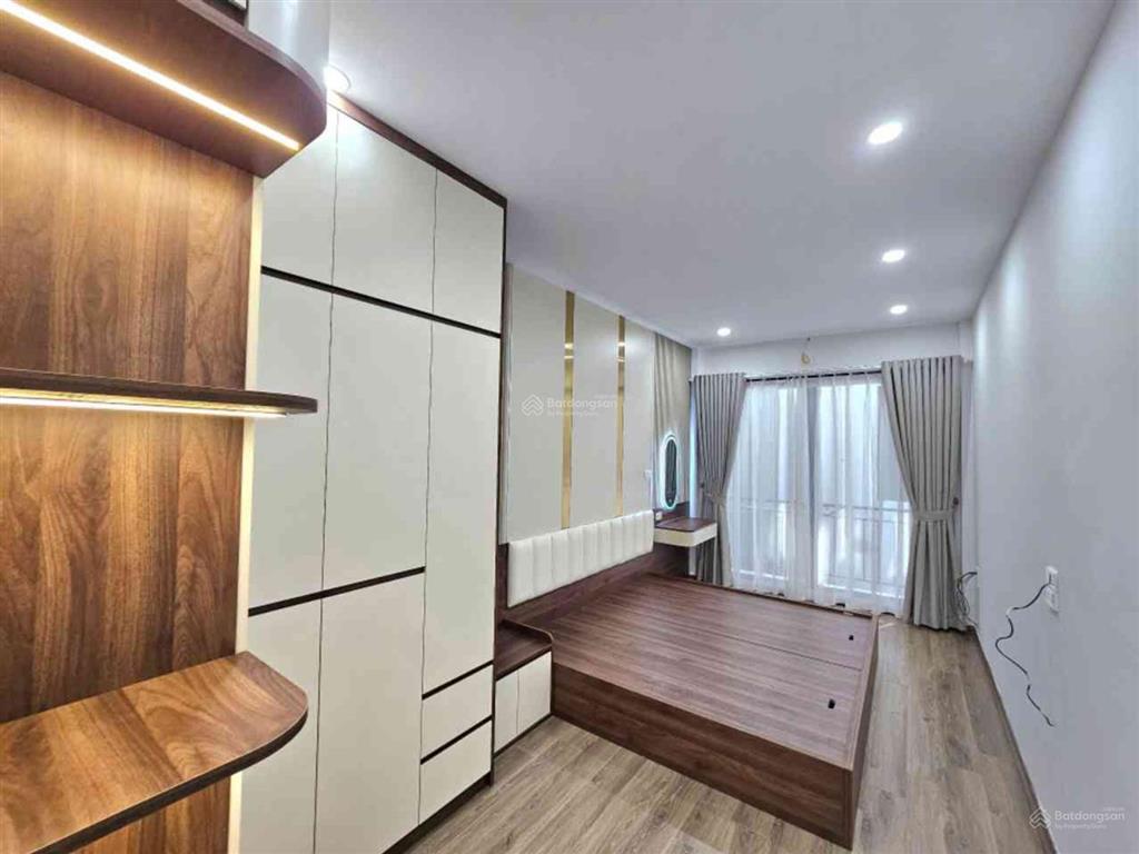 Hàng siêu hiếm  bán nhà giang biên 35m2 có thang máy, ô tô đỗ cổng, full nội thất, nhỉnh 7 tỷ