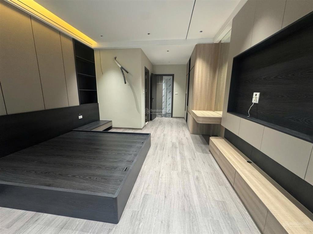 Giảm sâu  bán nhà bát khối  50m2 x 6 tầng thang máy  gara ô tô 7 chỗ  hơn 10 tỷ.