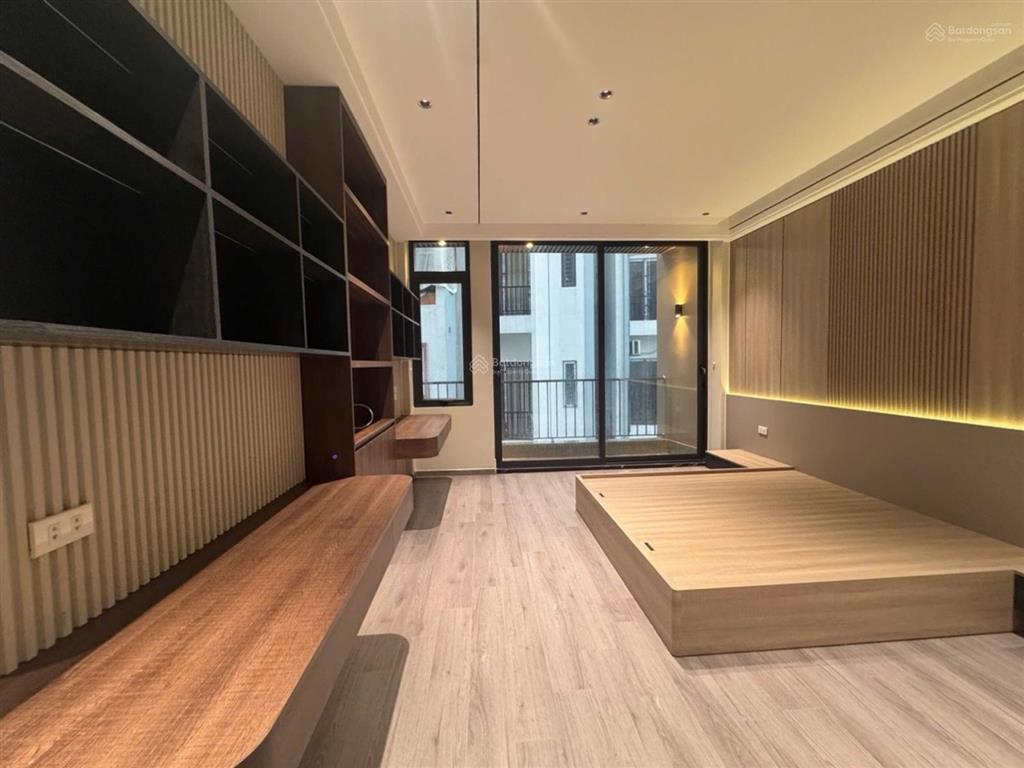 Giảm sâu  bán nhà bát khối  50m2 x 6 tầng thang máy  gara ô tô 7 chỗ  hơn 10 tỷ.
