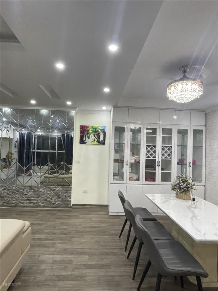Hot...... chỉ 9,5 tỷ thôi ạ !!! em có căn hộ 3pn 90m2 chung cư kđt mới nghĩa đô cần bán gấp