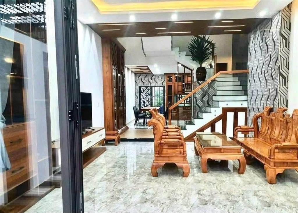 Cho thuê nhà 3 tầng đường 7,5m huỳnh ngọc đủ  hòa xuân  hướng tây nam, full nội thất, giá tốt