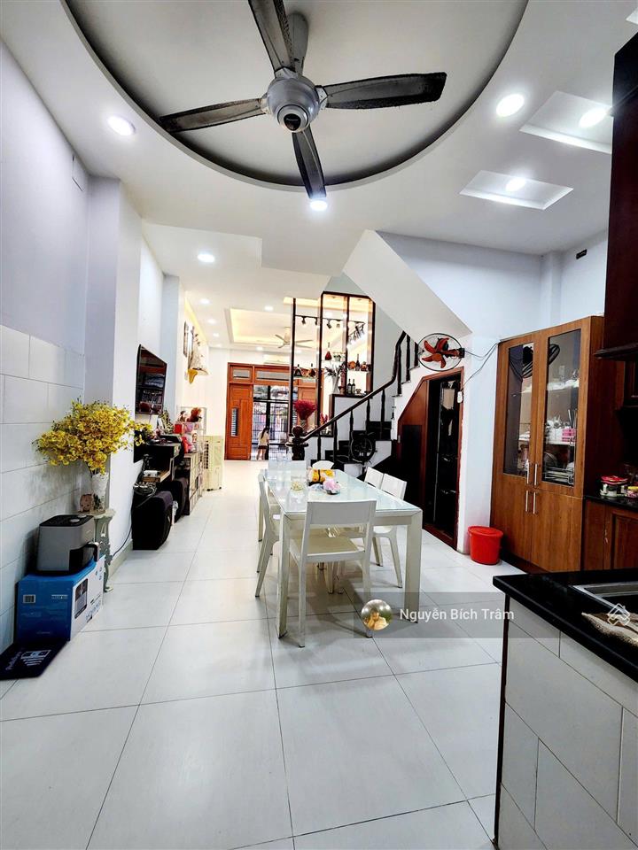 Lý thường kiệt đh bách khoa  hxh 6m thông  3tầng 70m2 shr vuông a4  9.4 tỷ