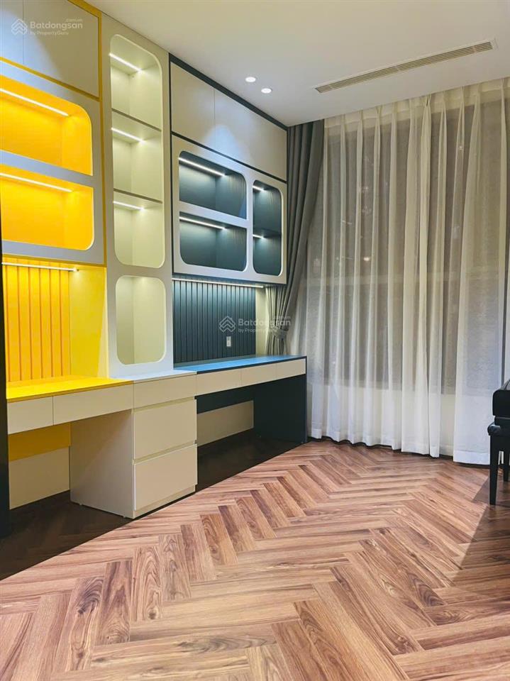 Chính chủ bán căn 3 phòng ngủ góc 139m2 tầng 2x giá nhỉnh 10tỷ. tòa s1,  e thắng 0395 348 ***