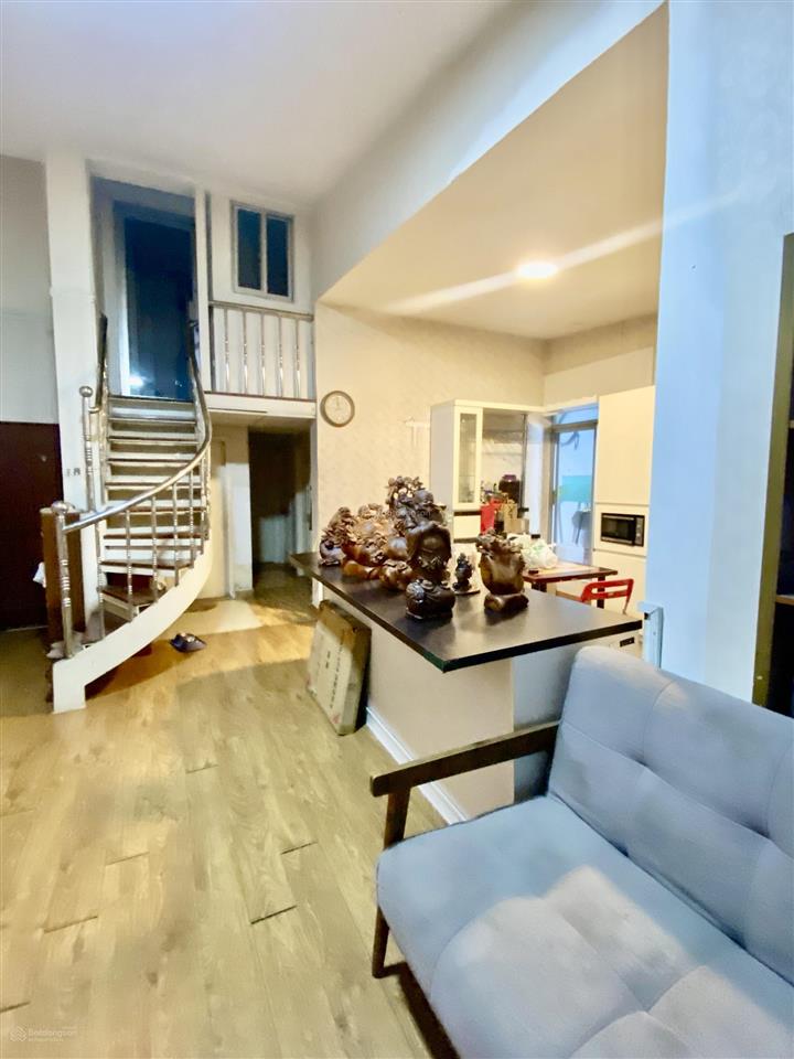 Bán penthouse hưng vượng 01 dtsd 133m2  03 ban công  03 pn  2wc  sân vườn rộng. lầu 4 thang bộ