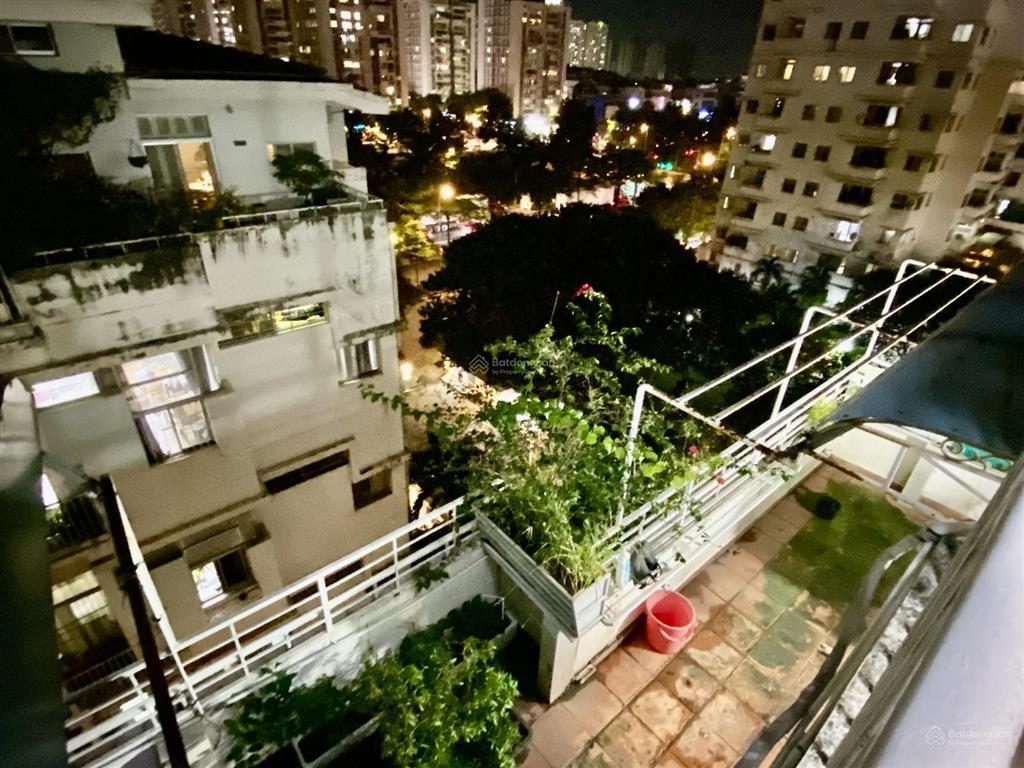 Bán penthouse hưng vượng 01 dtsd 133m2  03 ban công  03 pn  2wc  sân vườn rộng. lầu 4 thang bộ