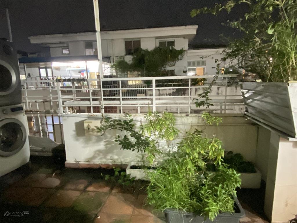 Bán penthouse hưng vượng 01 dtsd 133m2  03 ban công  03 pn  2wc  sân vườn rộng. lầu 4 thang bộ
