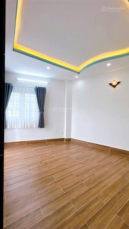 Bán nhà tôn đản diện tích sử dụng lớn, thoáng, giá tốt, 3 tầng, có phòng ngủ cho người lớn tuổi