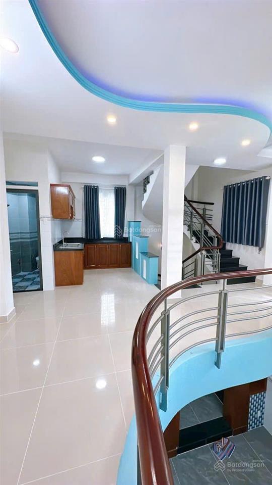 Bán nhà tôn đản diện tích sử dụng lớn, thoáng, giá tốt, 3 tầng, có phòng ngủ cho người lớn tuổi