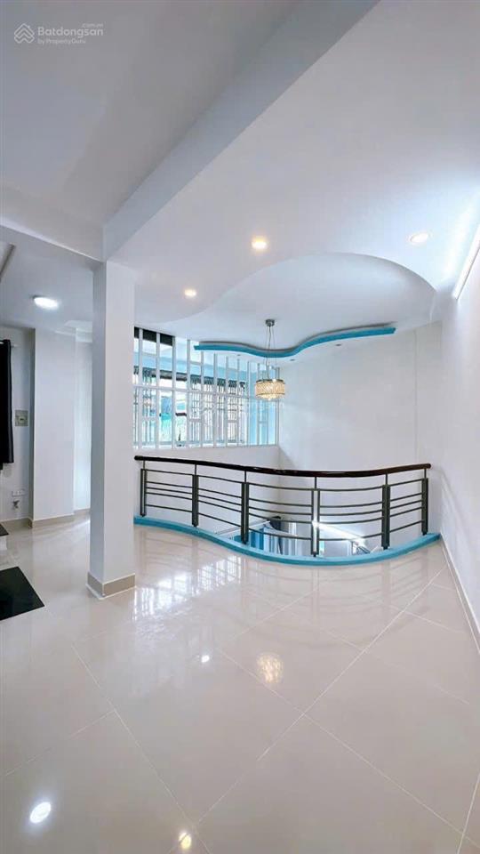 Bán nhà tôn đản diện tích sử dụng lớn, thoáng, giá tốt, 3 tầng, có phòng ngủ cho người lớn tuổi