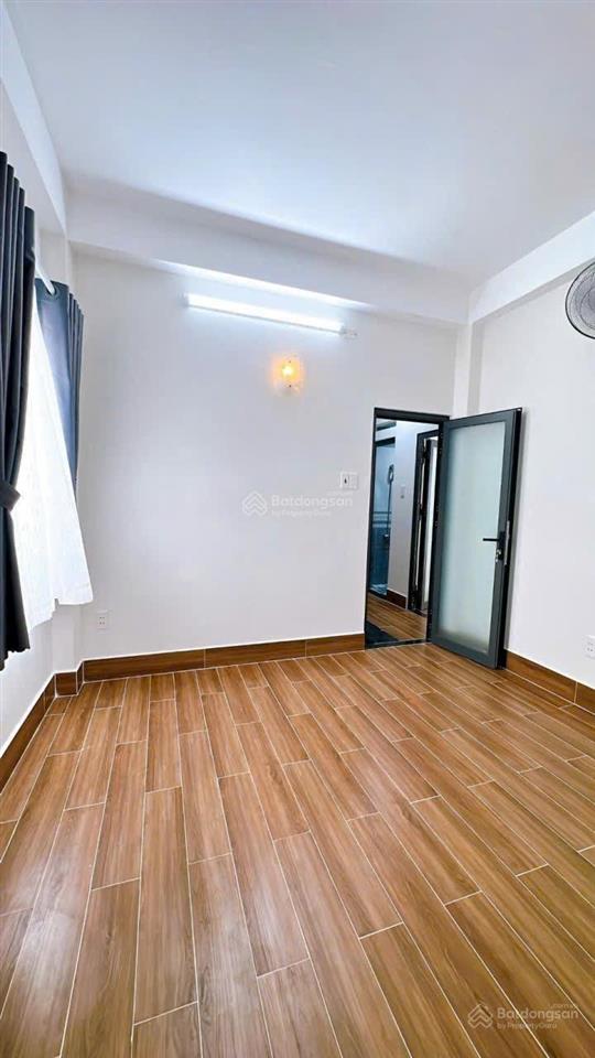 Bán nhà tôn đản diện tích sử dụng lớn, thoáng, giá tốt, 3 tầng, có phòng ngủ cho người lớn tuổi