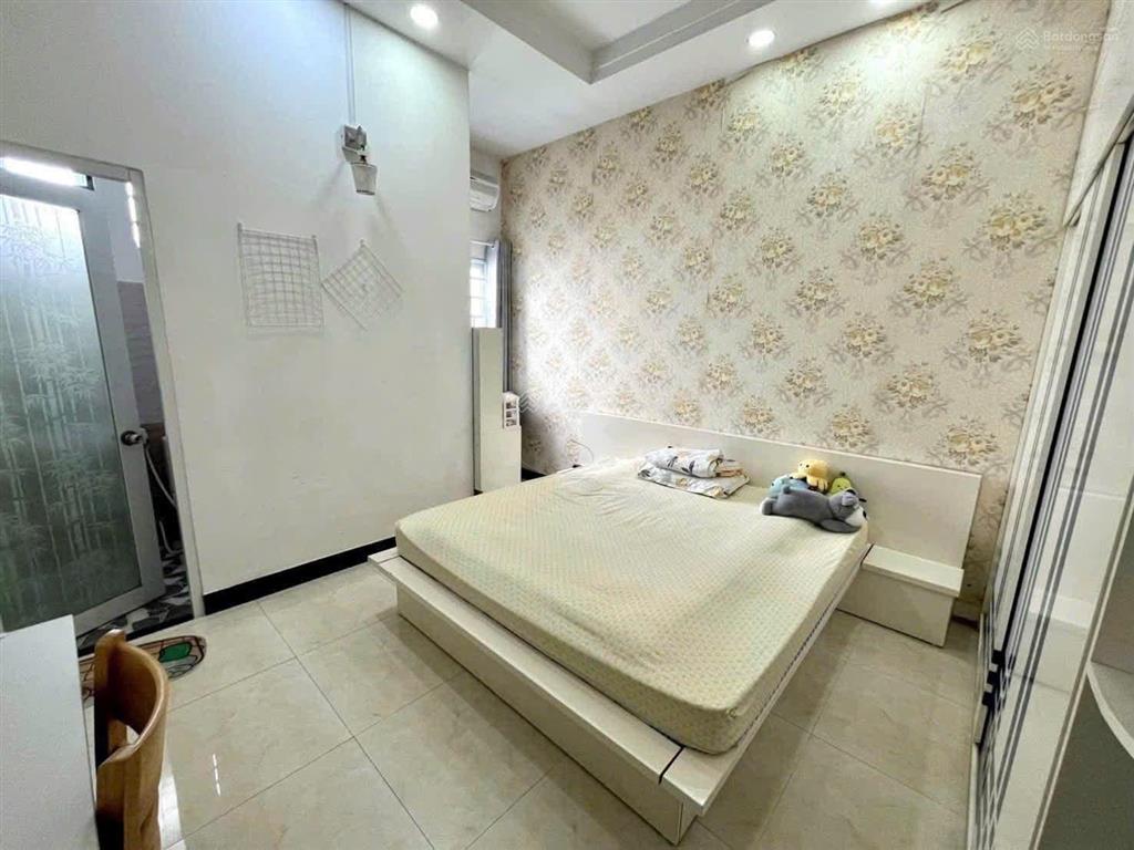 Cho thuê nhà riêng đường rộng 10m, xe hơi để trong nhà ngang 4x22m, 3 lầu, ngay thị trấn nhà bè.