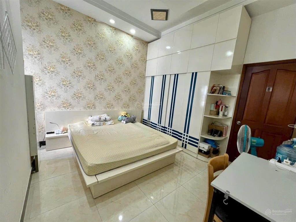 Cho thuê nhà riêng đường rộng 10m, xe hơi để trong nhà ngang 4x22m, 3 lầu, ngay thị trấn nhà bè.