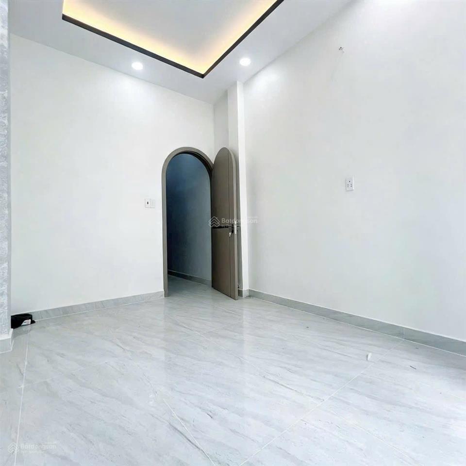 Nhà cách mặt tiền chính tôn đản chỉ 35m, 3 tầng lầu, nhà sạch như mới, trung tâm q4.