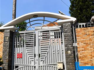 Chủ bán gấp! bán nhà hoàng hoa thám  lê trực hẻm 10m ô tô quay đầu, dt 165m2 nở hậu giá 15 tỷ tl