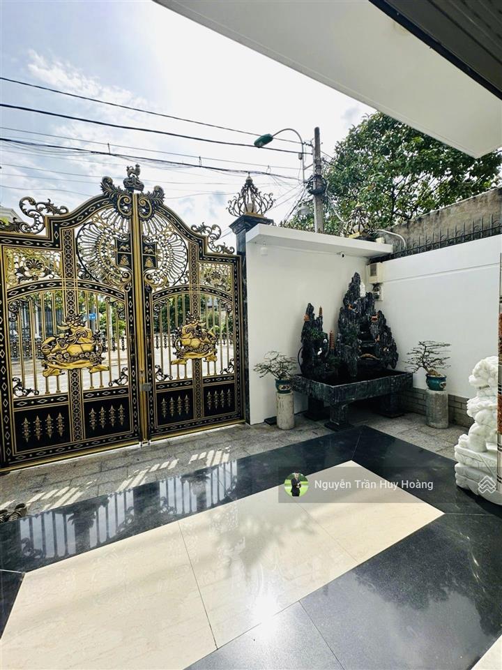 Biệt thự tên lửa  ngang 10m x 20m  hầm 3 lầu sân thượng  28 tỷ